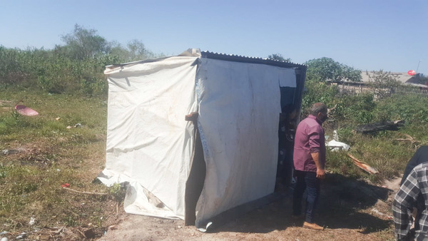 Mujer vive bajo carpa con sus hijos y clama por ayuda