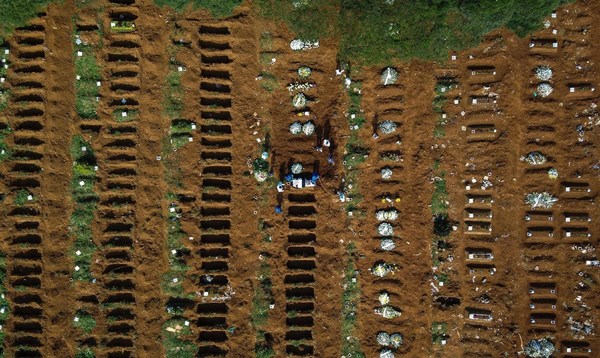 Brasil y el coronavirus: se prohíben velatorios, se autorizan inhumaciones nocturnas y se contratan más sepultureros - ADN Paraguayo