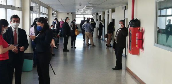 Aglomeración de personas en el Palacio de Justicia