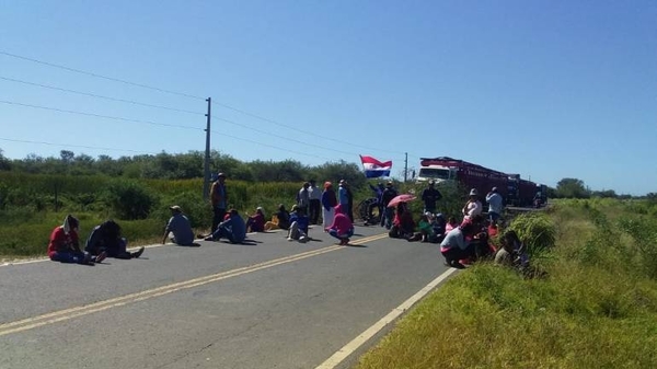 HOY / Comunidades indígenas del Chaco cierran ruta y exigen kits alimentarios a la SEN