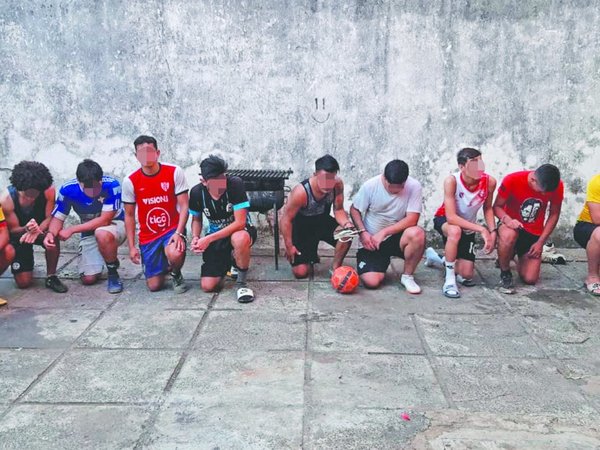 Jugadores fueron a parar al  "estadio" de la comisaría