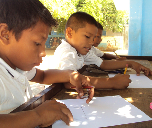 Docentes indígenas realizan cuadernillos a mano
