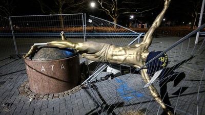 “Ibra” critica a los que derribaron su estatua y al Malmo - Fútbol - ABC Color