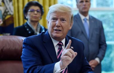 Trump dice que hablaba con “sarcasmo” cuando sugirió inyectarse desinfectante - Mundo - ABC Color
