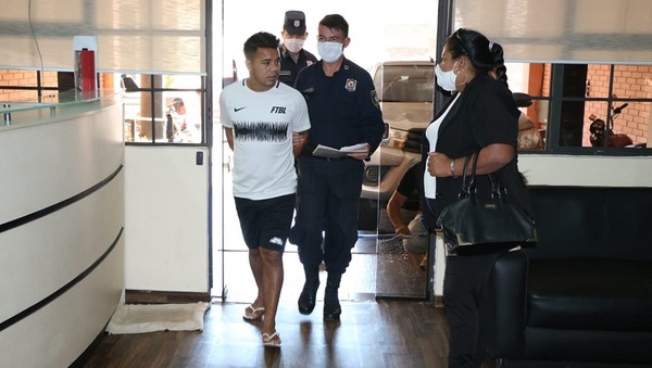 Caso Ronaldinho: Imputan a hijo de funcionario de Migraciones