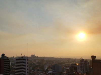 Intensa humareda cubre el cielo de la capital del país