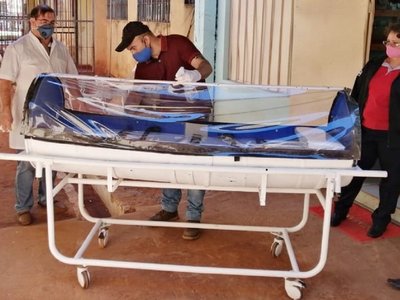 Reclusos fabrican cápsula para traslado de paciente con Covid-19