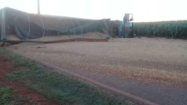 Camión vuelca y derrama toneladas de SOJA