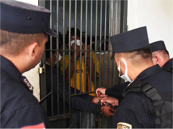 23 personas conviven hace un mes en pequeños calabozos de la Tercera