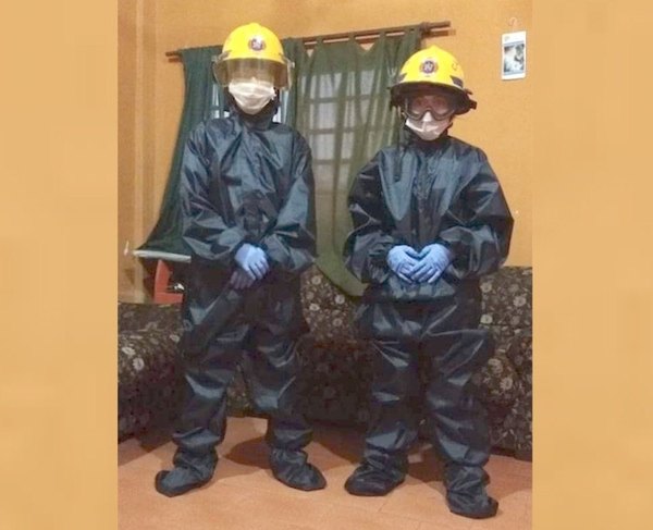 Bomberos espantan a curiosos con sus trajes | Crónica