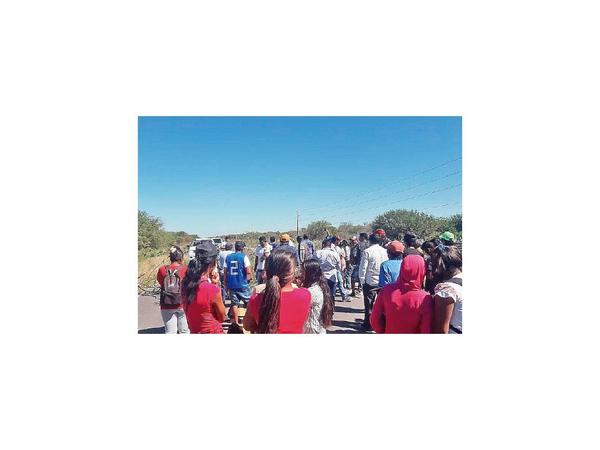 Indígenas Enxet cierran ruta exigiendo al Gobierno una asistencia alimentaria