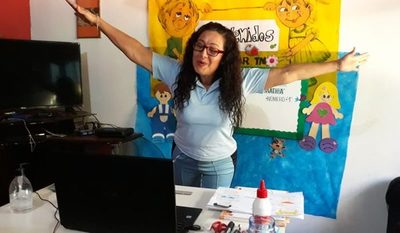 Docente se esmera para seguir enseñando a sus niños del Nivel Inicial