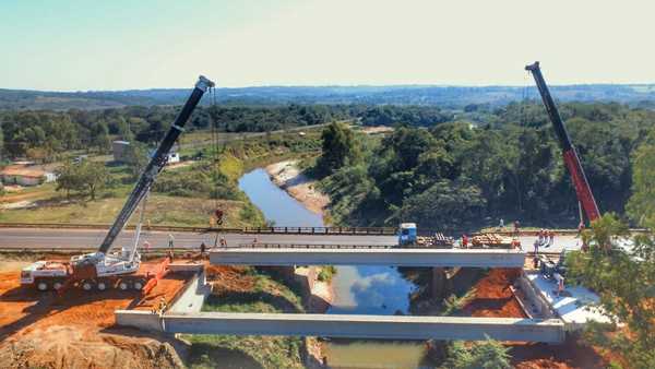 Montaron las vigas más grandes que se colocaron en la ruta PY02