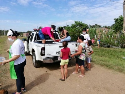 Comisión de apoyo a agentes policiales realiza olla popular a beneficio de unas 200 personas en Camb