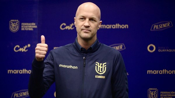 Federación de Ecuador remueve a su presidente por contrato con el DT Jordi Cruyff