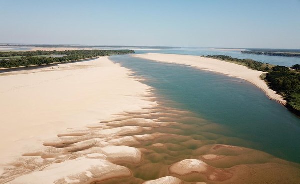 CORRIENTES: IMÁGENES IMPACTANTES DE LA BAJANTE DEL RÍO PARANÁ