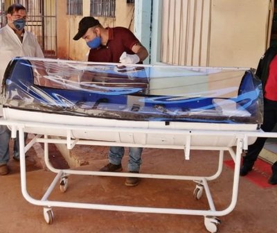 Reclusos fabrican cápsulas para transportar pacientes con COVID-19