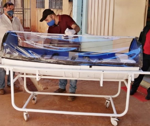 Reclusos fabrican cápsulas para transportar pacientes con COVID-19