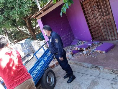 Hombre pierde control de motocarro y choca contra un salón - ABC en el Este - ABC Color