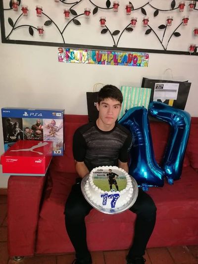 Le regalaron dinero para un botín, pero futbolista hará olla popular