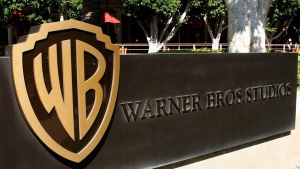 Warner mantiene firme su fe en la reapertura de cines