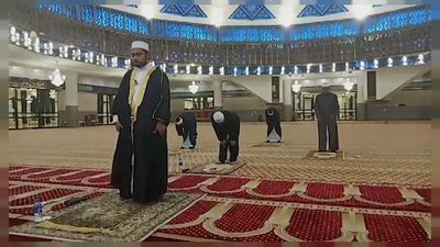 Paquistaníes inundan mercados y mezquitas en Ramadán
