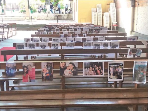 Párroco llena asientos con fotos de familias para acercarlos a la misa