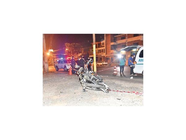 Un motociclista pierde la vida al chocar contra una columna