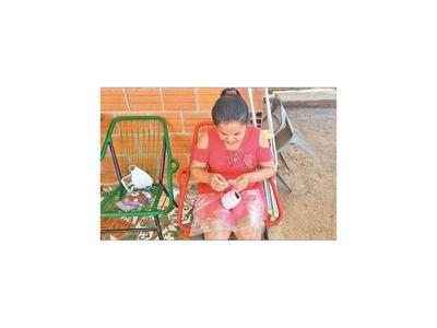 Enfermera sin empleo    vende   tapabocas tejidos a crochet