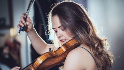 Violinista Alexandra Conunova “salva almas” desde su balcón