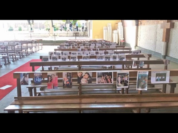 Párroco llena asientos con fotos de familias para acercarlos a la misa