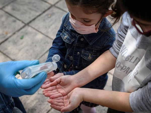 COVID-19: niños vuelven a las calles españolas con entusiasmo y respeto