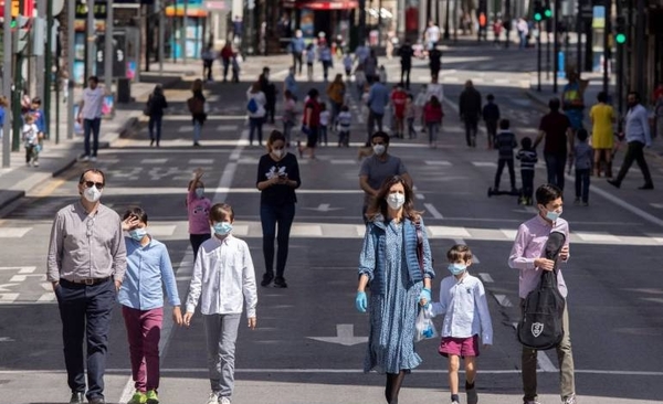 HOY / Niños menores de 14 años salen a las calles de España luego de 42 días de cuarentena
