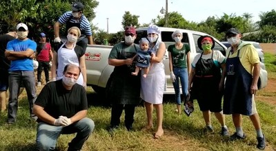 MEDICOS FESTEJARON LOS 5 MESES DE SU HIJO REPARTIENDO COMIDA.