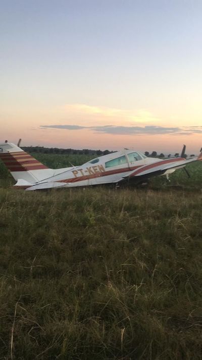 Avión con matrícula brasileña realiza aterrizaje de emergencia en maizal y es abandonado  - Nacionales - ABC Color