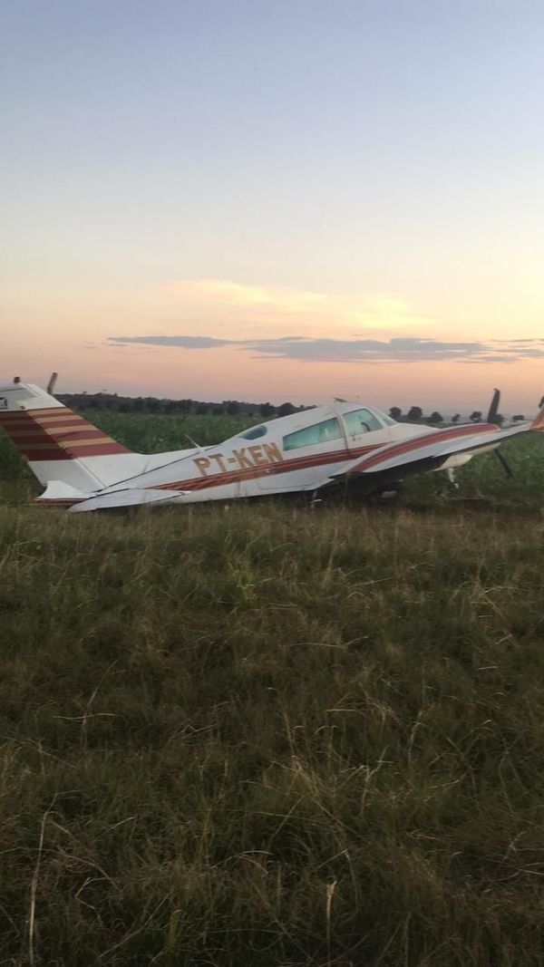 Avión con matrícula brasileña realiza aterrizaje de emergencia en maizal y es abandonado - Nacionales - ABC Color