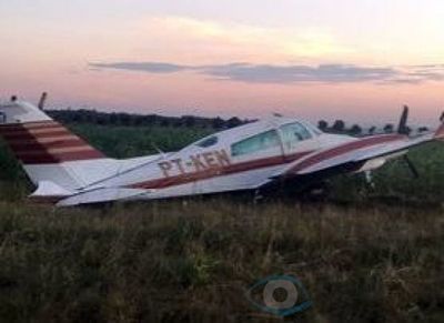 Avión con matrícula brasileña realiza aterrizaje de emergencia en maizal y es abandonado