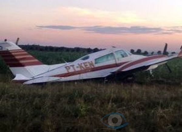 Avión con matrícula brasileña realiza aterrizaje de emergencia en maizal y es abandonado