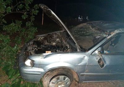 Aparatoso vuelco de un coche en Carapeguá - Judiciales y Policiales - ABC Color