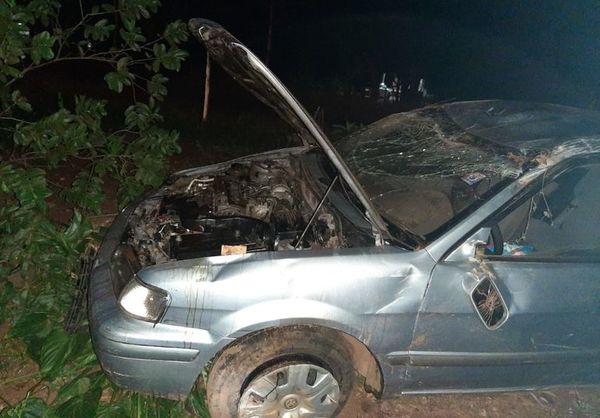 Aparatoso vuelco de un coche en Carapeguá - Judiciales y Policiales - ABC Color