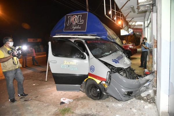 Chofer de ambulancia privada chocó contra comercio y dejó graves daños materiales - Nacionales - ABC Color
