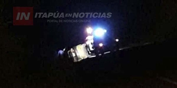 OBLIGADO: VEHÍCULO VOLCÓ Y UNA PERSONA QUEDÓ ATRAPADA EN EL HABITÁCULO