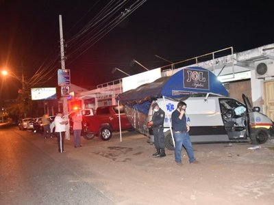 Ambulancia sin paciente choca contra un comercio en Ñemby