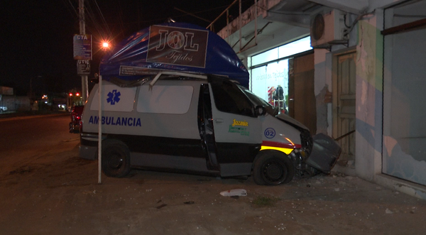 Chofer de ambulancia, presuntamente alcoholizado, chocó contra un comercio