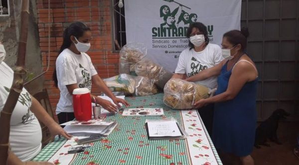 Domésticas reparten 150 kits de alimentos para cesadas