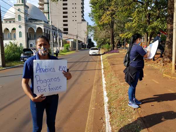 Funcionarios de maquiladora exigen pago de salarios