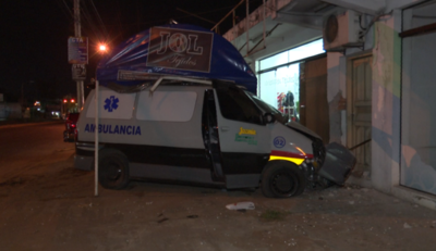Chofer de ambulancia choca contra un local comercial