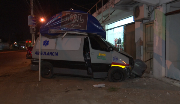Chofer de ambulancia choca contra un local comercial