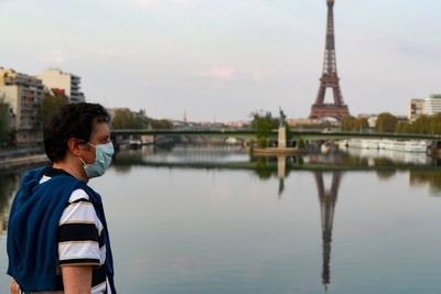 Después de seis semanas de cuarentena, las calles de París, cada vez más transitadas