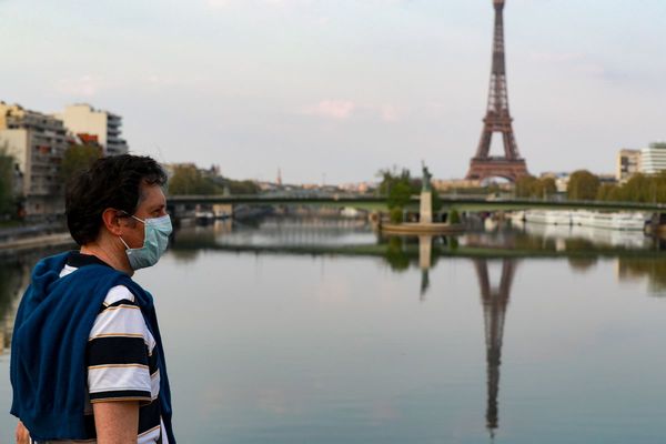 Después de seis semanas de cuarentena, las calles de París, cada vez más transitadas